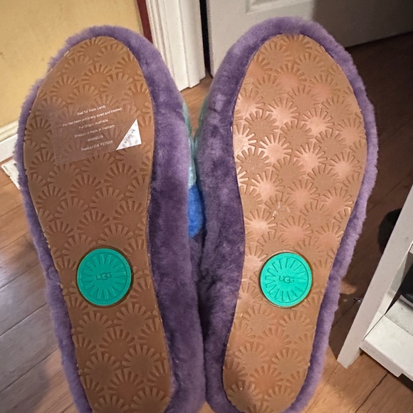 Fluffy ugg slides size 6 - Picture 2 of 3
